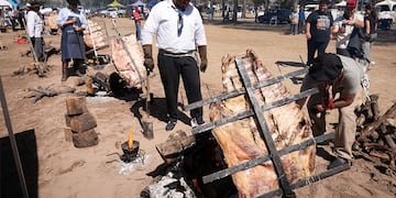 Primer Concurso Nacional de Asado a la Estaca
Se realizó en el departamento de Junín y contó con la participación de más de 70 parejas de asadores de todo el país
Asador Sebastián Villegas representando a Los Asadores de Cuyo de Palmira 
Foto: Ignacio Blanco / Los Andes
