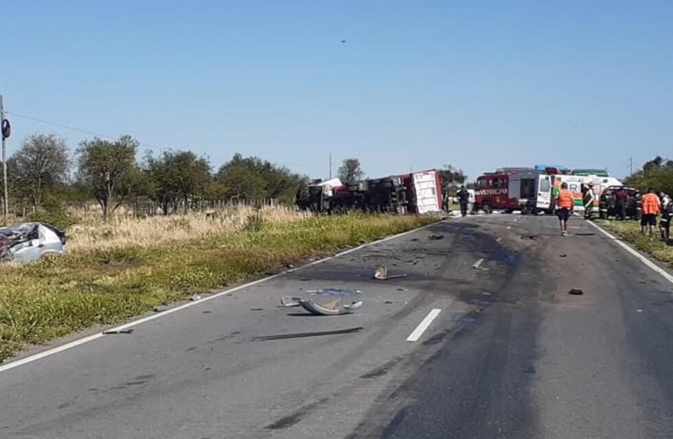 Otro trágico accidente en Deán Funes: chocaron dos autos contra un camión