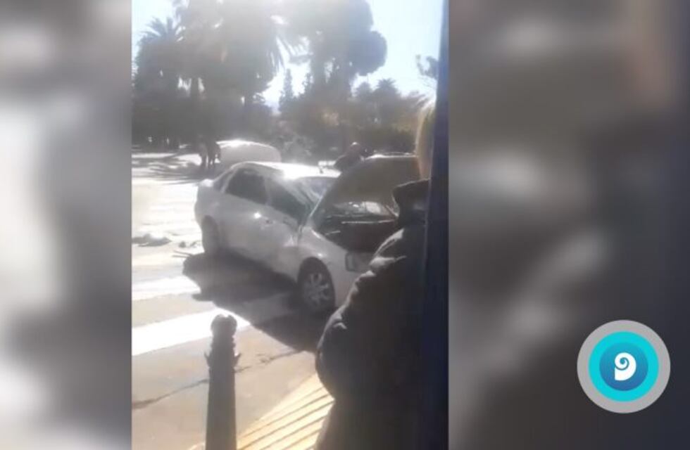 Fuerte choque entre un auto y un colectivo en Godoy Cruz