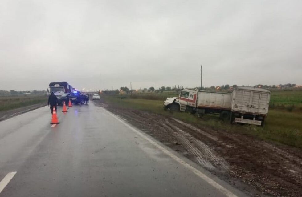 Camionero murió tras un choque en Roldán mientras reparaba su vehículo
