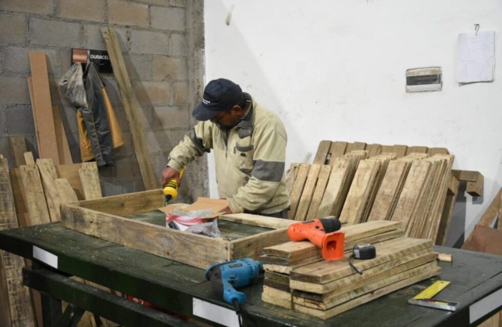 Construyen muebles con material reciclado, para donarlos a comedores