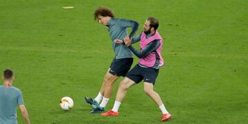 VIDEO: el terrible codazo de David Luiz a Gonzalo Higuaín en la práctica del Chelsea\u002E Foto: DPA