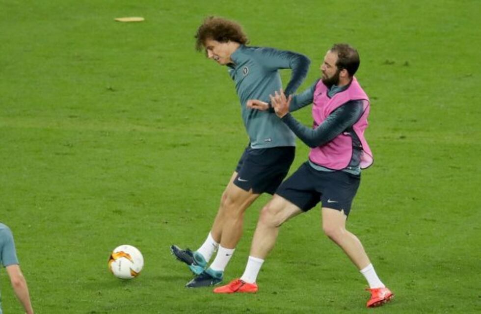 Video: el terrible codazo de David Luiz a Gonzalo Higuaín en la práctica del Chelsea