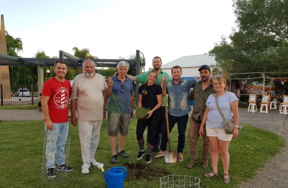 El sábado entregaron árboles nativos en el barrio El Cucú