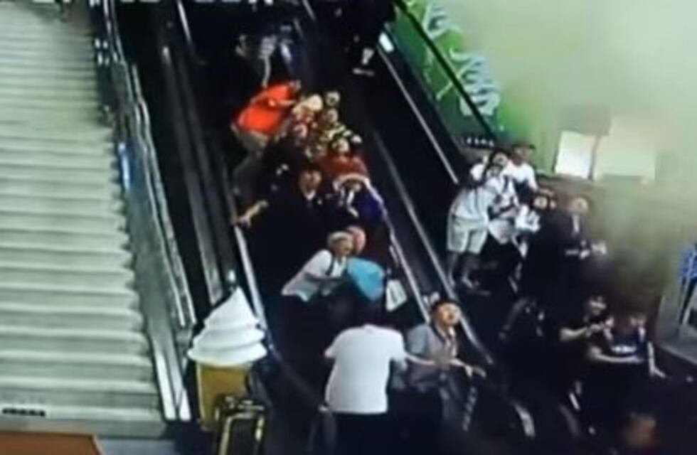 China: un grupo de personas quedó bajo los escombros tras caerse un techo