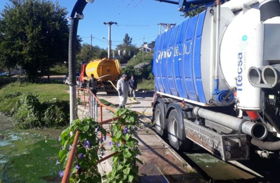 Intensifican los trabajos de limpieza en el lago San Roque