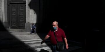 A pedestrian wearing a face mask as a preventive measure against the coronavirus disease (COVID-19) walks in downtown Buenos Aires, Argentina August 4, 2020\u002E REUTERS/Agustin Marcarian