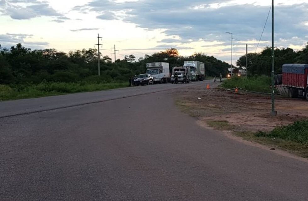 Tres víctimas fatales en un choque entre una moto y un camión