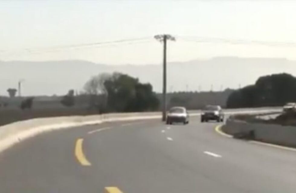 Construyeron una ruta y se olvidaron de sacar un poste de luz del centro del carril