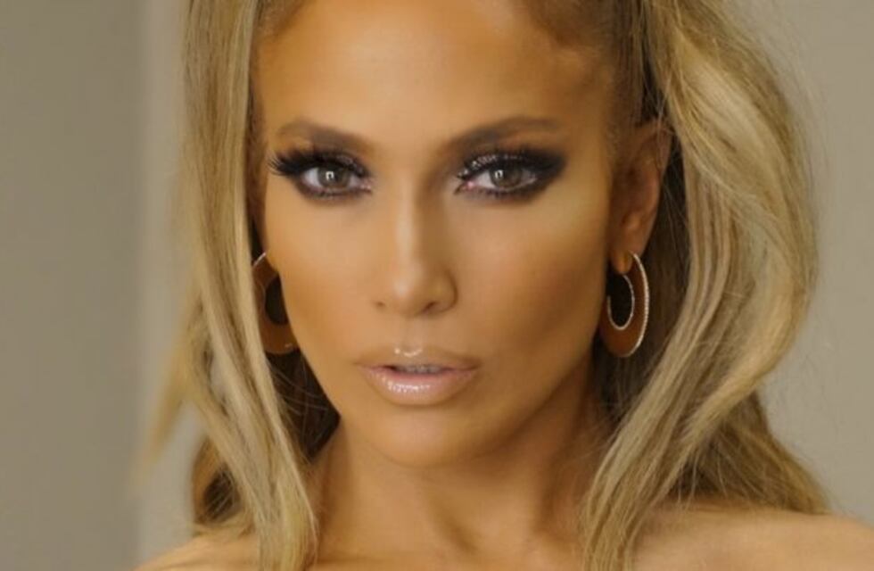 Jennifer Lopez compartió un video ardiente bailando en el caño con un atuendo jugadísimo