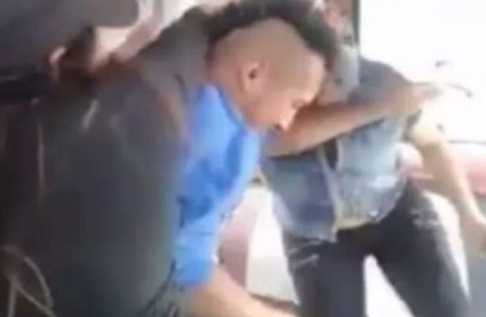 Subió a robar en el colectivo donde viajaba su mamá y ella lo bajó a chancletazos