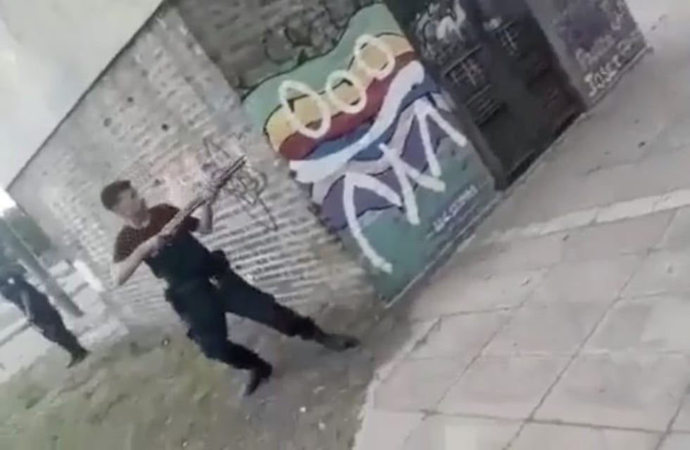 "Tirale a la cabeza": el fuerte video de policías disparando en el barrio Rivas