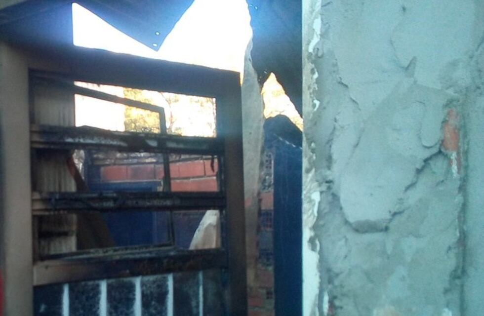 Su ex la sorprendió de madrugada e incendió su casa y la de su vecino