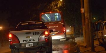 El colectivo fue apedreado por los menores.