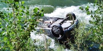 Una pareja se bajó a sacar fotos y su auto cayó al río Atuel