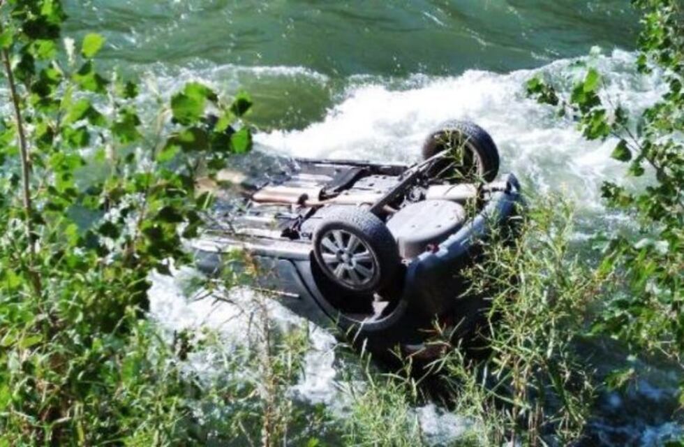 Una pareja se bajó a sacar fotos y su auto cayó al río Atuel