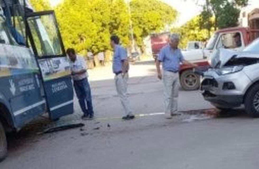 Marcos Juárez: un auto chocó al colectivo urbano municipal