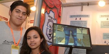 Marcos y Enzo mostraron un guante que traduce lenguaje de señas\u002E