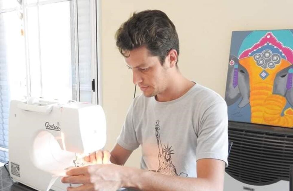 Es docente, actor y modelo pero ahora fabrica barbijos en su casa
