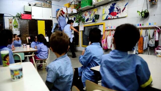 Chicos en un jardín de infantes