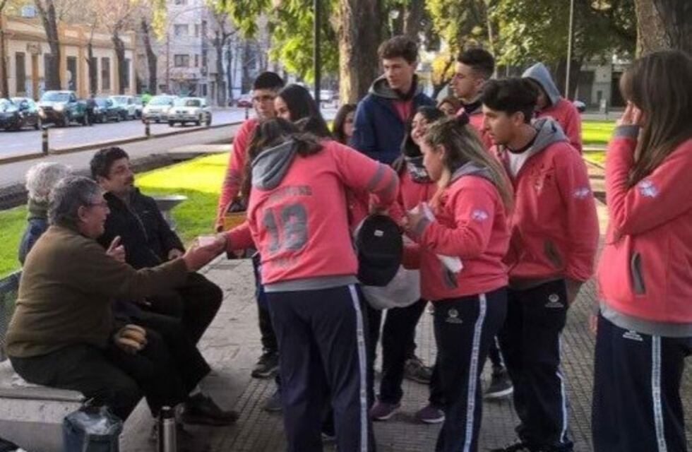 Gesto solidario: presentaron sus buzos con un desayuno para necesitados