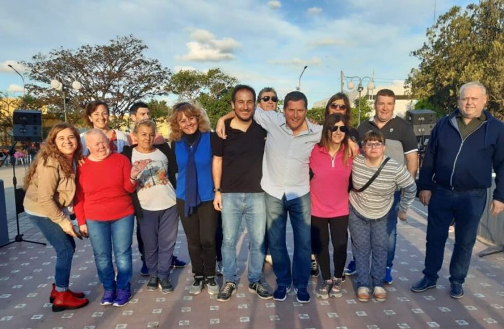 Daniel Lafarina y equipo agasajó a las madres en la Plaza 25 de Mayo