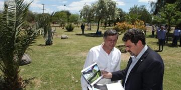El intendente de Las Heras, Daniel Orozco y el ministro de Economía Infraestructura y Energía de Mendoza, Martín Kerchner, repasando detalles del puente que se realizará en las Heras\u002E
