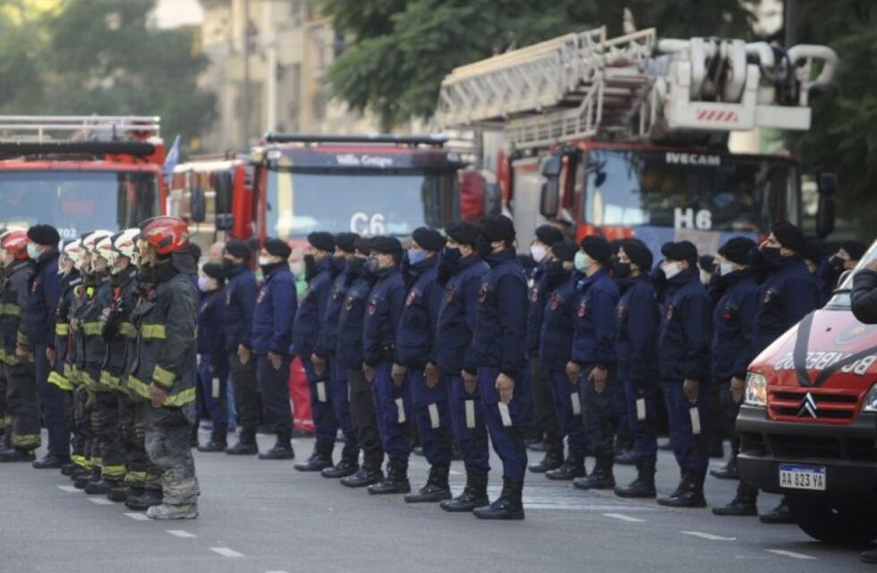 Explosión en Villa Crespo: realizaron un emotivo "sirenazo" en homenaje a los bomberos fallecidos