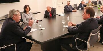 AME6205\u002E BUENOS AIRES (ARGENTINA), 11/06/2020\u002E- Fotografía cedida que muestra al presidente Alberto Fernández, durante una reunión con el director ejecutivo de Vicentín y uno de sus accionistas, Sergio Nardelli, en Buenos Aires\u002E El Gobierno de Argentina abrió este jueves una instancia de diálogo con Vicentín, una de las mayores empresas agroexportadoras del país, luego de que el pasado lunes el presidente Fernández anunciara su decisión de intervenir la compañía y enviar al Parlamento un proyecto de ley para expropiarla\u002E EFE/PRESIDENCIA/ SOLO USO EDITORIAL / NO VENTAS