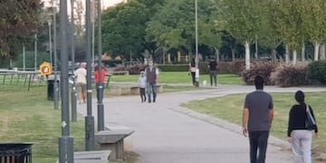 Muchos rosarinos salieron a pasear, pese a que sigue estando prohibido (Vía Rosario)