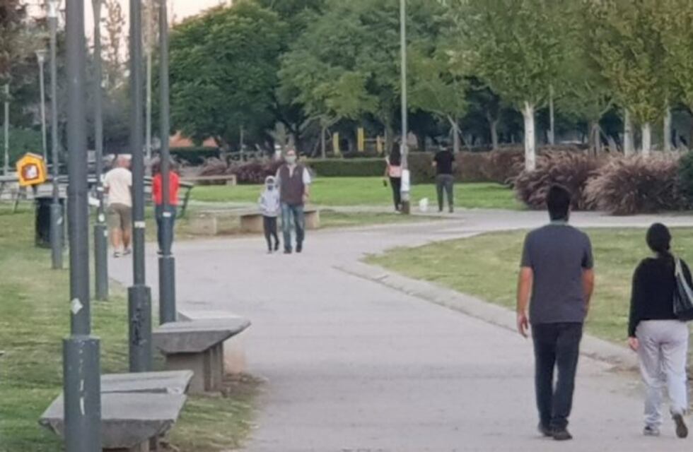 Muchos rosarinos salieron a pasear, pese a que sigue estando prohibido