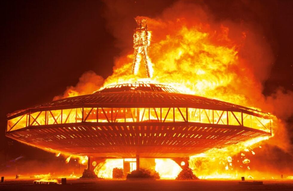 La fiesta del fuego: música, espiritualidad y experimento social