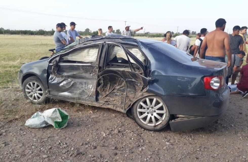 Fuerte choque contra un árbol en Arroyo Pareja