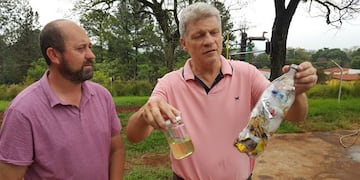 Walter Rosner, izquierda, el metalúrgico que creó la máquina para convertir el plástico en combustible\u002E (La Chacra en Progreso)