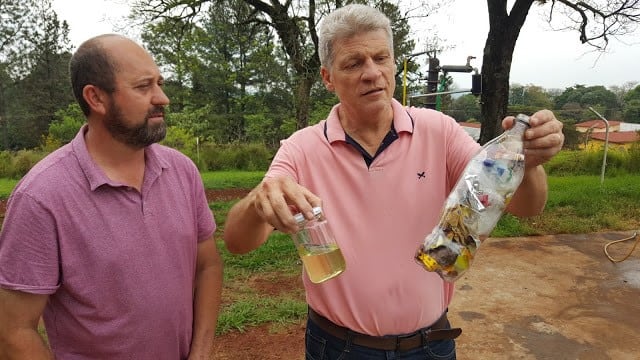 Walter Rosner, izquierda, el metalúrgico que creó la máquina para convertir el plástico en combustible\u002E (La Chacra en Progreso)