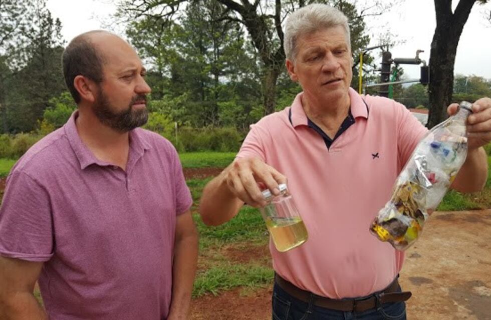 Un misionero creó un reactor que convierte el plástico en combustible