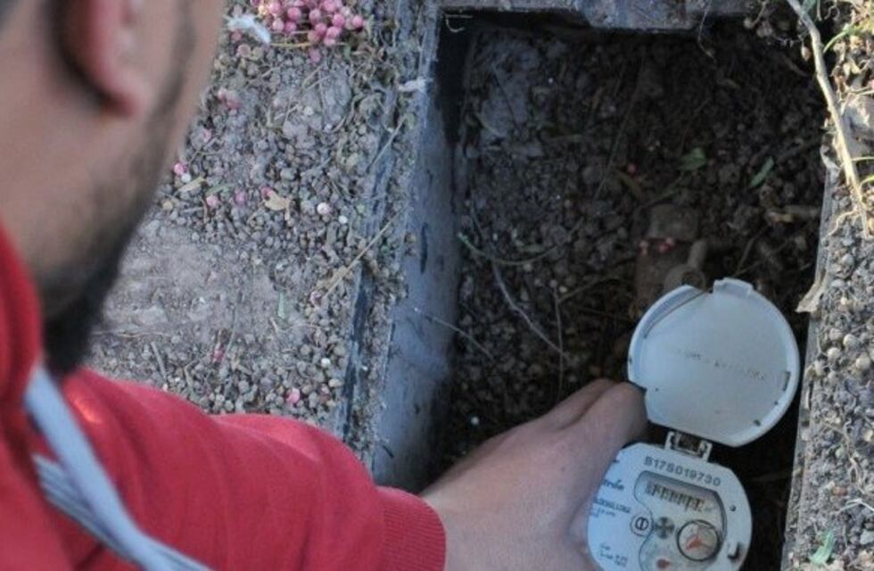 Colocarán medidores de agua para "frenar el derroche"
