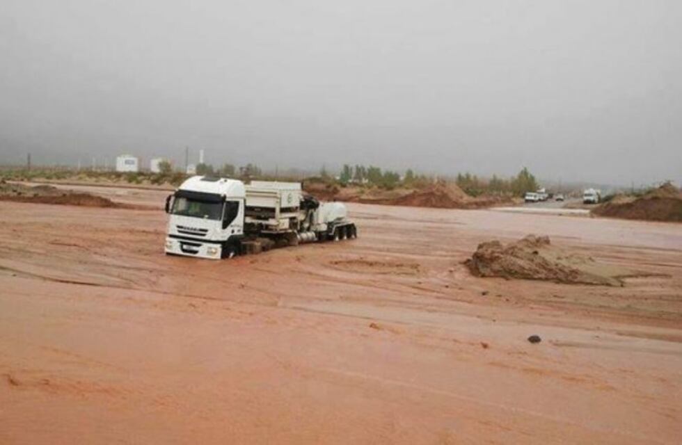 Un camión quedó atrapado en un alud en una ruta de Añelo