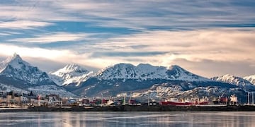 Paisaje Ushuaia desde el Canal Beagle\u002E