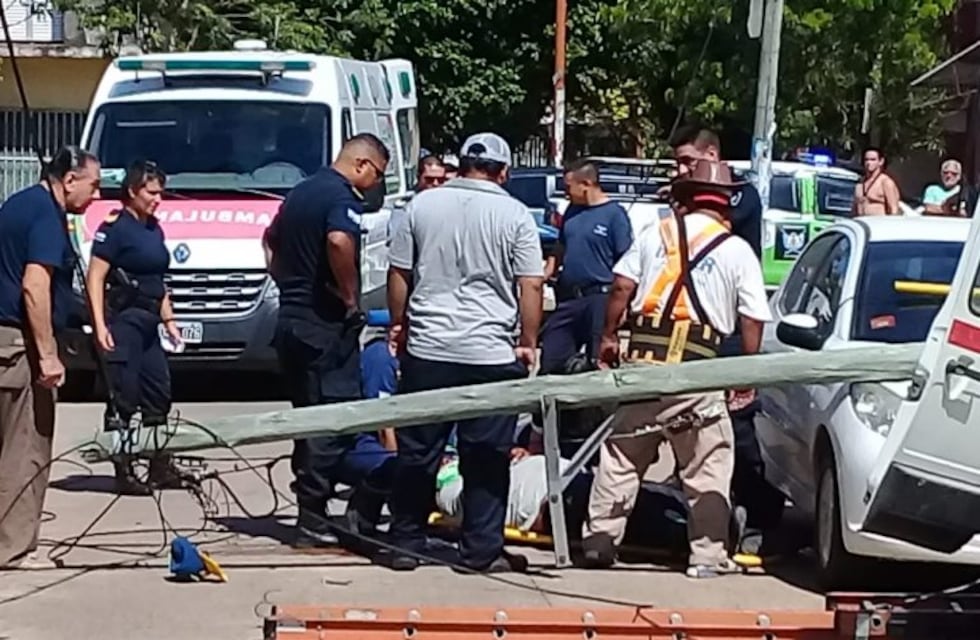 Operario cayó de un poste y quedó inconsciente