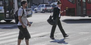 El celular, uno de los mayores peligros a la hora de cruzar la calle\u002E