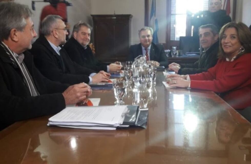 Farías dijo que "quedó abierto el diálogo" para cederle el mando a Perotti