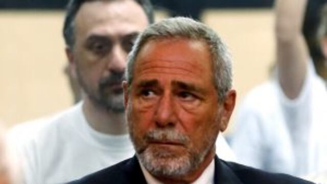 Former Secretary of Transport Ricardo Jaime sits inside a courtroom in front of Paolo Menghini, father of Lucas Menghini Rey, one of the victims of a 2012 train crash, in Buenos Aires, December 29, 2015. Jaime is one of the secretaries of transport from the government of former President Cristina Fernandez de Kirchner who are on trial for their alleged responsibility in the Once train station crash, which resulted in 51 people dead and more than 700 people injured. The sentence is to be announced on Tuesday. REUTERS/Marcos Brindicci buenos aires ricardo jaime tragedia ferroviaria once juicio sentencia accidente ferrocarril sarmiento once juicio sentencia imputados sentencia condena funcionarios