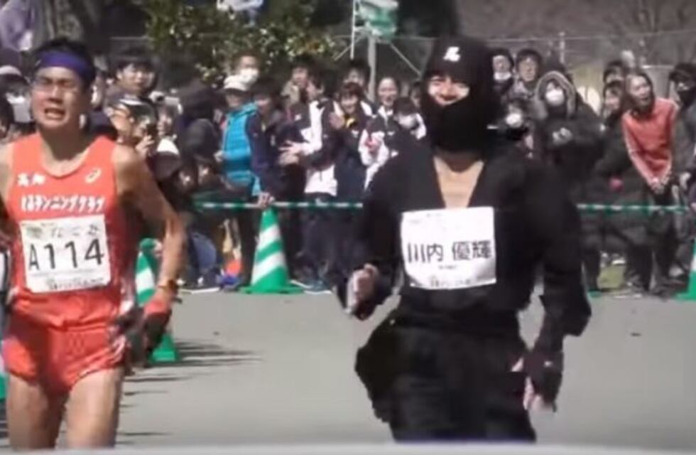 Insólito: casi gana un medio maratón vestido de guerrero ninja