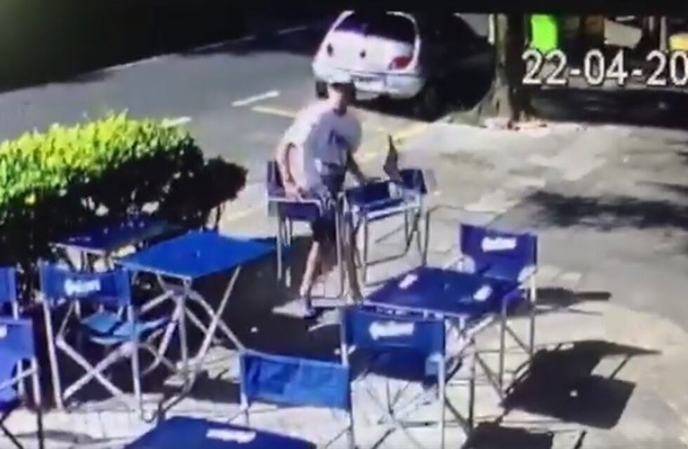 Se robó dos sillas de un reconocido bar rosarino y lo escracharon con el video