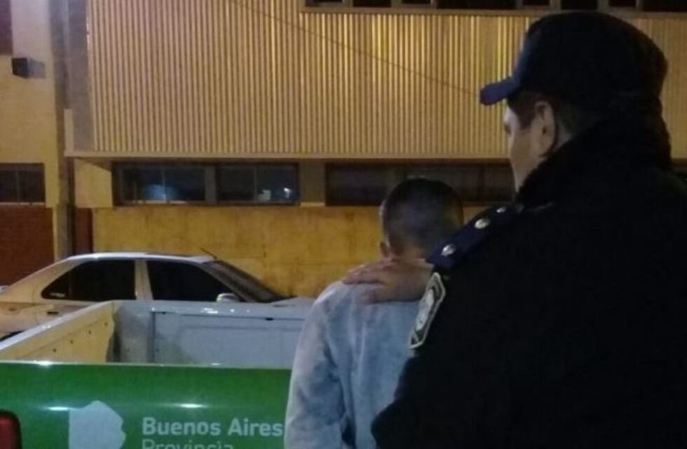 Atacaron a policías cuando quisieron detener a un adolescente