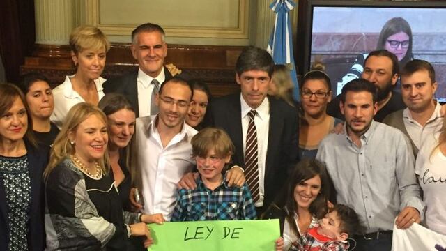 Familiares de electrodependientes felices tras la aprobaciu00f3n de la ley. (prensa Castagneto)