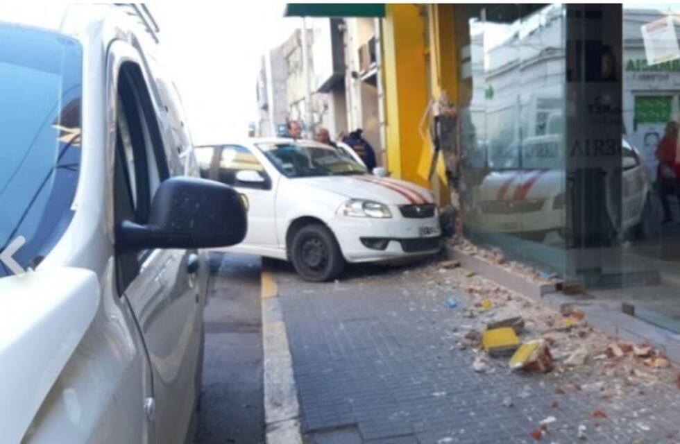 Accidente vial: un taxi se incrustó en un comedor en el centro de Paraná