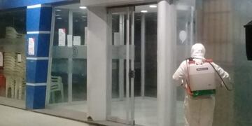 La Municipalidad realizó tareas de desinfección en la peatonal antes de la reapertura de comercios en la cuarta fase de la cuarentena\u002E (@_santafecapital)