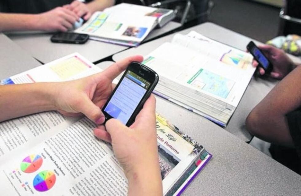 ¡Chau distracciones! En una escuela de Arrecifes decidieron limitar el uso de celulares